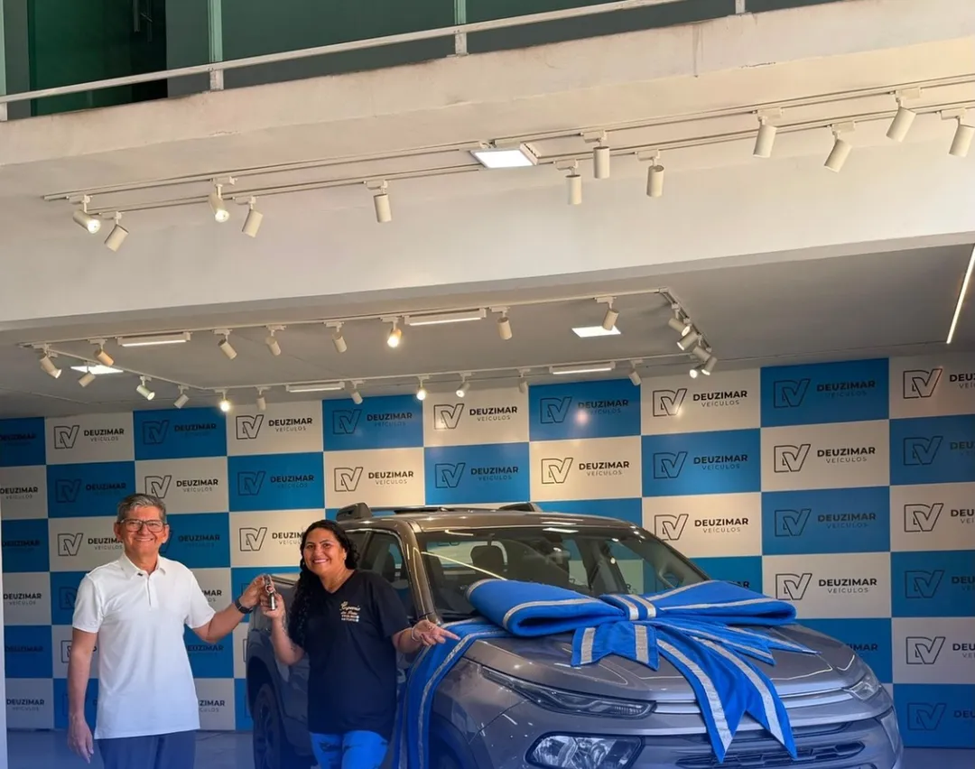 Entrega de uma Toro com laço azul no showroom da Deuzimar Veículos